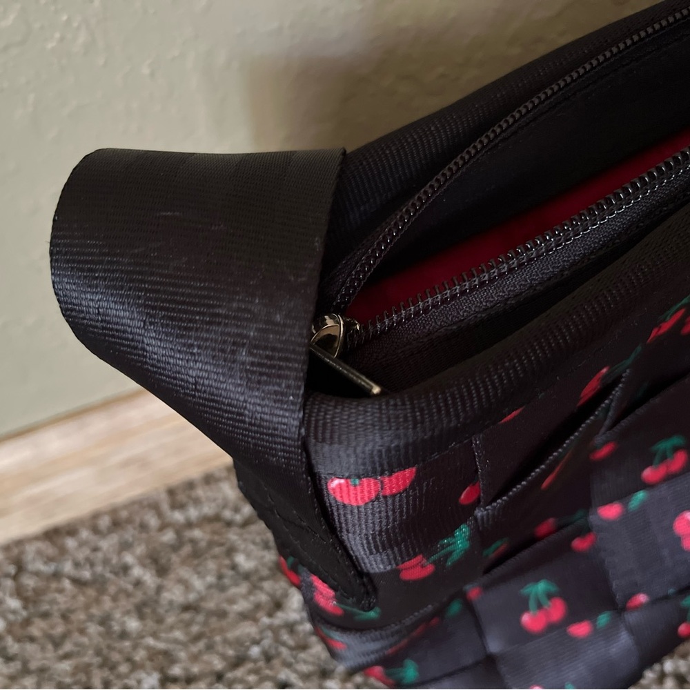 Harveys Cherry Messenger - Picture 5 of 7
